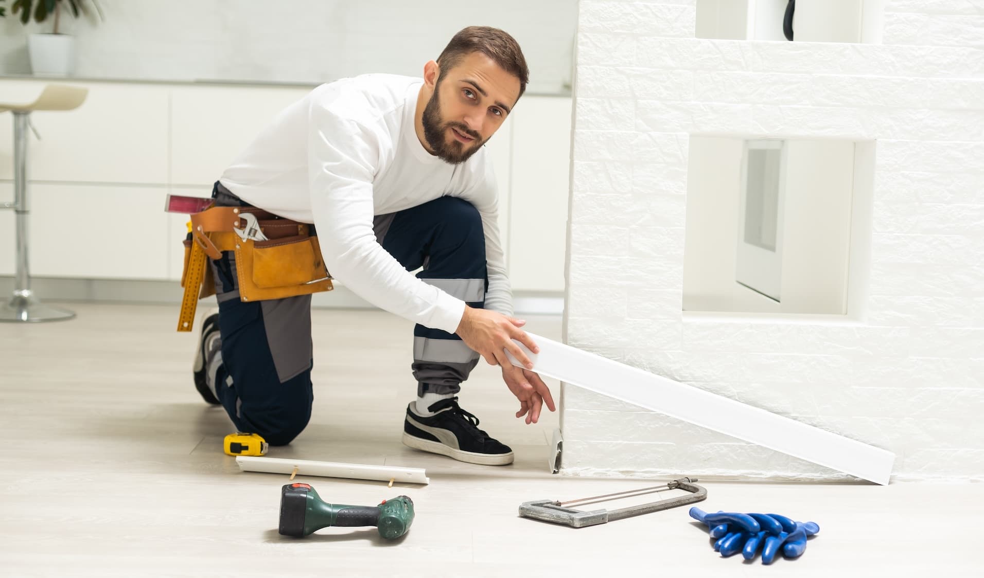 Baghete decorative din polistiren montate pe tavan